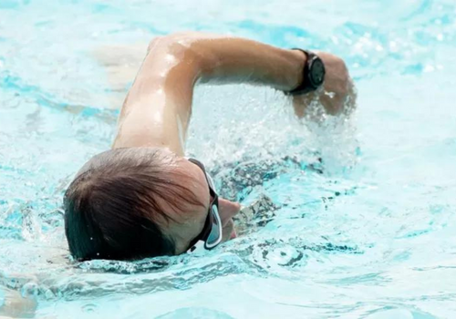 Nadar não é apenas um exercício bastante completo ao nível físico. Veja neste artigo os vários benefícios da natação para o cérebro e o equilíbrio emocional.